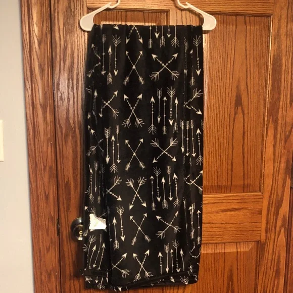 Black and White Arrow Throw Blanket - Picture 1 of 3